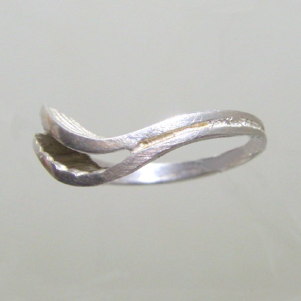 (r1286)Silver ring in wavy style.